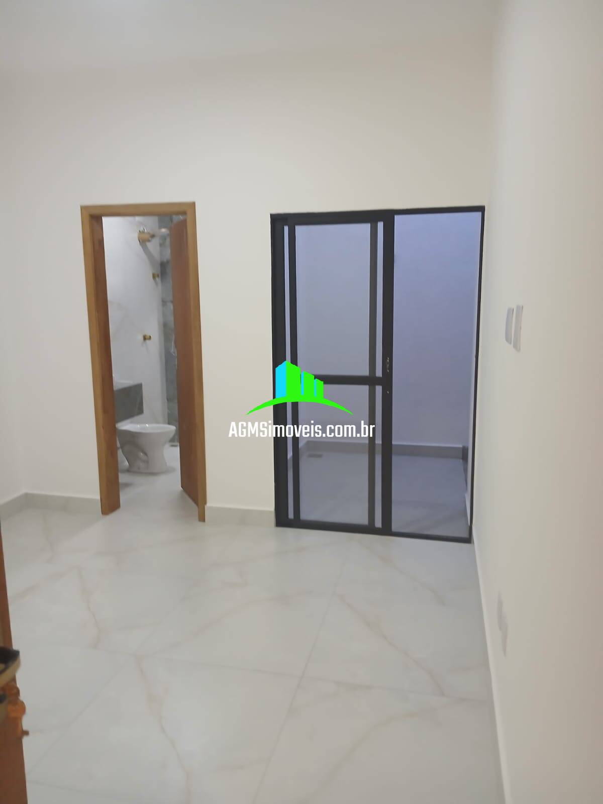 Casa à venda com 2 quartos, 61m² - Foto 1